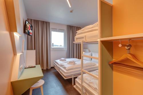 Postel nebo postele na pokoji v ubytování MEININGER Hotel Heidelberg Hauptbahnhof