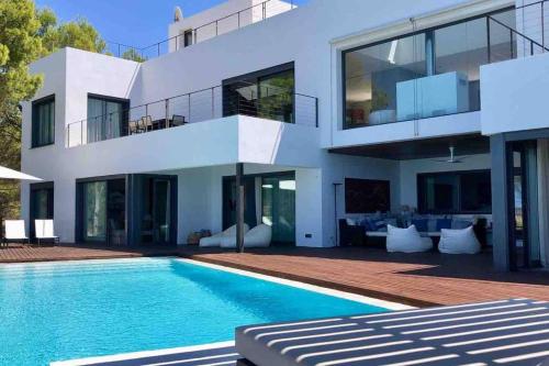 Casa blanca grande con piscina en ALMA Luxury Villa with sunset, en Andratx