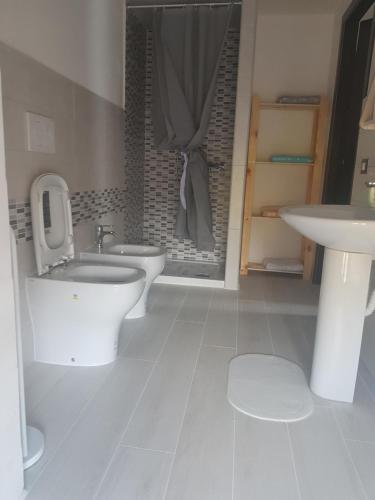a bathroom with a sink and a tub and a toilet at La Casetta di Vitty in Conza di Campania