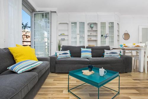 sala de estar con sofá y mesa en Stay U-nique Apartments Sardenya II, en Barcelona
