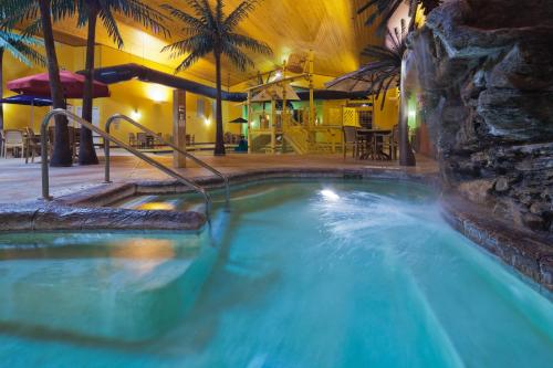 una gran piscina en un complejo con piscina en Country Inn & Suites by Radisson, Appleton North, WI en Little Chute