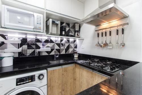 Kuchyň nebo kuchyňský kout v ubytování STUDIO ACONCHEGANTE à 3 min da praia de copa!