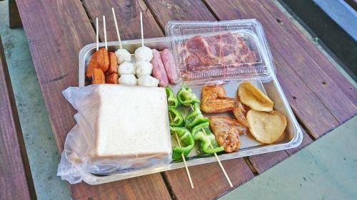 a plastic container of food with meat and vegetables at Chingjing Abin Minshuku in Renai