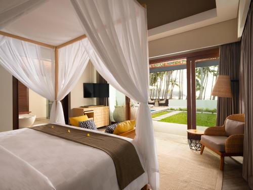 Tempat tidur dalam kamar di The Kayana Beach Lombok