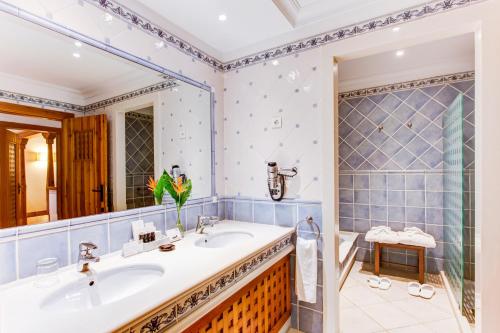 A bathroom at Princesa Yaiza Suite Hotel Resort