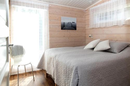 Villa Leponiemi tesisinde bir odada yatak veya yataklar
