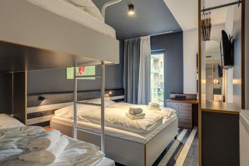 Säng eller sängar i ett rum på MEININGER Hotel Bruxelles Gare du Midi