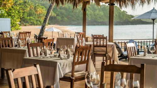 a table set up for a wedding on the beach at Cap el Limon Luxury Villas in El Limón