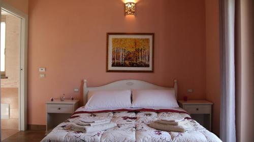 a bedroom with a bed with towels on it at Al Ginepro in Montecchio
