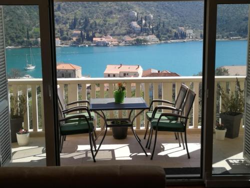 un tavolo su un balcone con vista sull'acqua di Apartment Blue Infinity 3 LeMi a Zaton