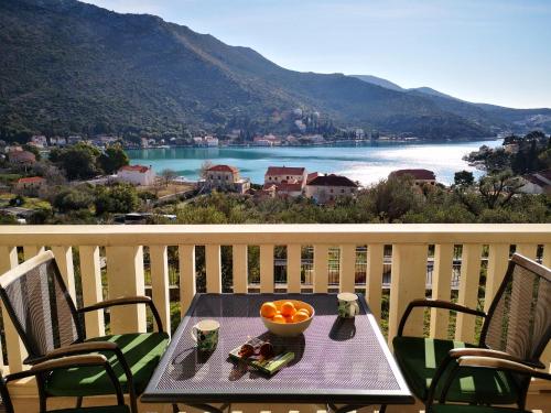 un tavolo con una ciotola di frutta su un balcone di Apartment Blue Infinity 3 LeMi a Zaton