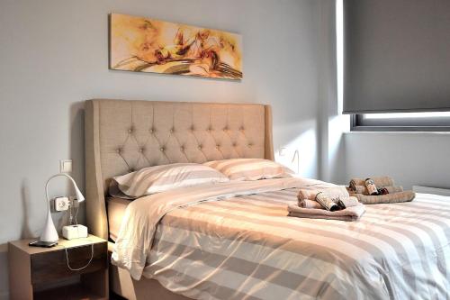 Postel nebo postele na pokoji v ubytování The LOFT Modern/Luxurius residence in Psyrri
