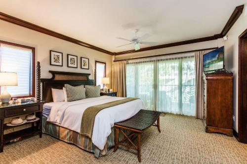 Postel nebo postele na pokoji v ubytování Waipouli Beach Resort VIP Ocean Front Penthouse Villa! AC Pool