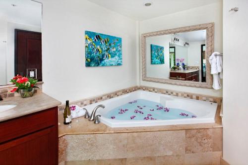 Koupelna v ubytování Waipouli Beach Resort Beautiful Luxury Ground Level Garden View AC Pool!