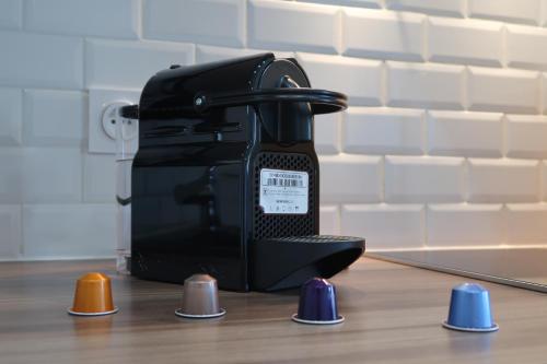 une imprimante noire assise au-dessus d'une table dans l'établissement BEAUTIFUL DAY RUEIL - 1 chambre - 4 Pers - Wifi, à Rueil-Malmaison