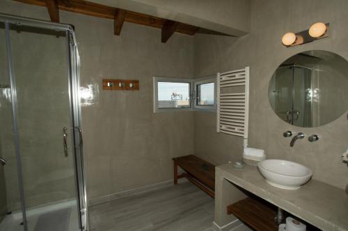 a bathroom with a shower and a toilet and a sink at Casa Serendipia in Puerto Pirámides