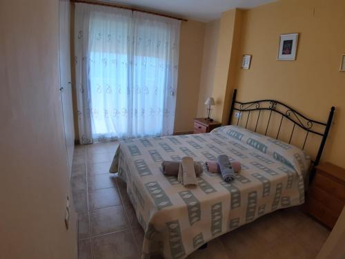 ein Schlafzimmer mit einem Bett mit zwei Handtüchern darauf in der Unterkunft Urbanización Sueños de Denia II apto 2 habitaciones in Denia