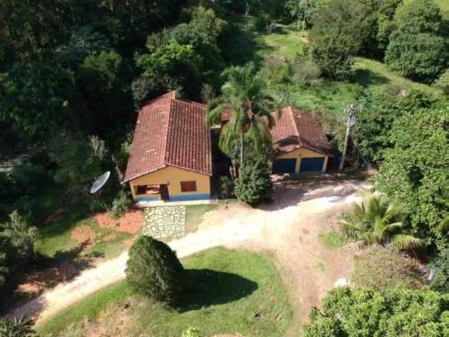 una vista aérea de una casa en una colina en Quinta dos Paiva: horta natural e sossego, en Monte Alegre do Sul