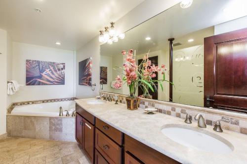 Koupelna v ubytování Waipouil Beach Resort Waipouli Beach Resort Gorgeous Luxury Oceanfront! AC Pool