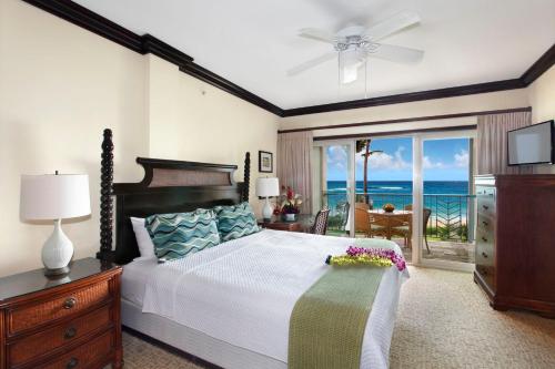 1 dormitorio con 1 cama y vistas al océano en Waipouli Beach Resort Exquisite Luxury VIP Oceanfront Condo! AC Pool, en Kapaa