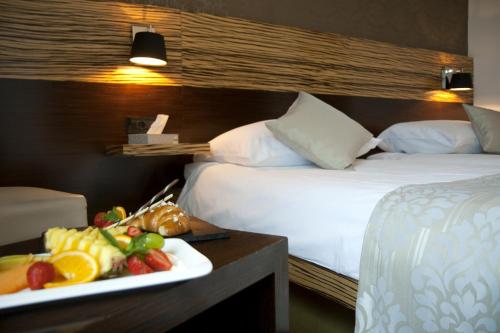 Postel nebo postele na pokoji v ubytování Gold Club Hotel & Casino