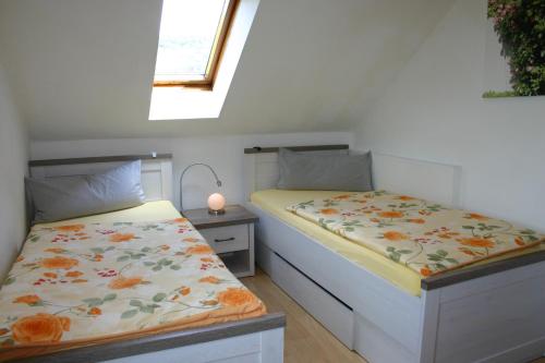 1 Schlafzimmer mit 2 Betten und einem Fenster in der Unterkunft Alter Bahnhof in Ennepetal