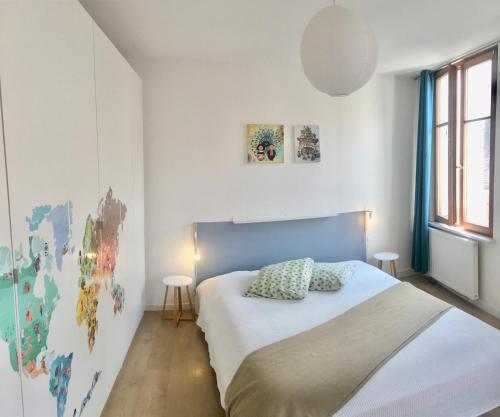 コルマールにあるGîte Atelier de Hansi - Colmar Centreのベッドルーム1室(ベッド1台付)、壁に地図が備わります。