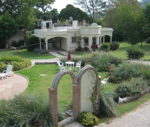 una casa con una puerta delante de un patio en Villa Camila en Villa Giardino