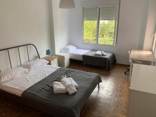 um quarto com uma cama com uma toalha em Rooms Valencia Center em Valência