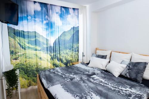 Posteľ alebo postele v izbe v ubytovaní Útulný apartmán s pekným výhľadom na hory