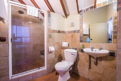 Ett badrum på aha Alpine Heath Resort