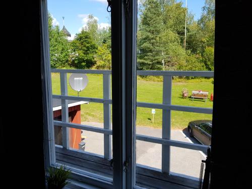 an open window with a view of a park at Brukshotellet Skinnsberg in Skinnskatteberg
