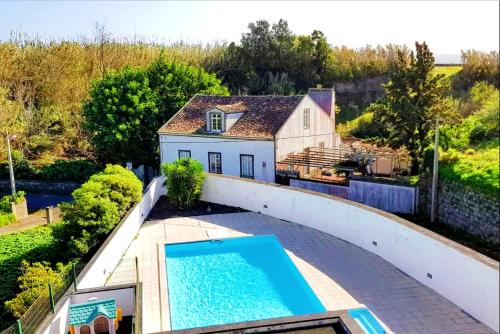 an aerial view of a house with a swimming pool at Apartamento Lombinha in Vila Franca do Campo