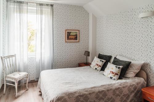 Ένα ή περισσότερα κρεβάτια σε δωμάτιο στο Dwór Białe Wino