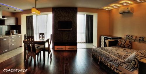 una camera con letto e scrivania e una cucina di Квартира в центре с видом на Южный Буг a Vinnycja
