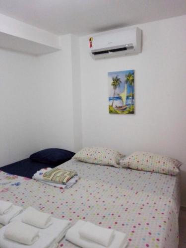 a bedroom with a bed and a picture on the wall at Imóvel na Beira-Mar in Pipa