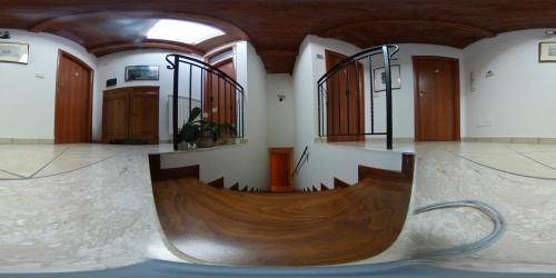 eine Skateboardrampe in einem Zimmer mit Holztüren in der Unterkunft le tre torri in Maranola