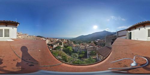 une rampe de skateboard sur le toit d'un bâtiment dans l'établissement le tre torri, à Maranola