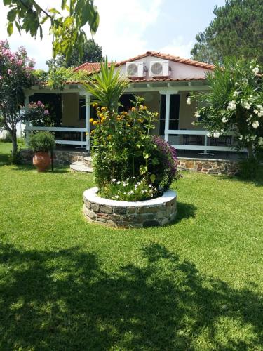 Κήπος έξω από το Nina Holidays