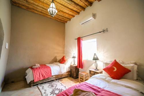 Cama o camas de una habitación en Riad Kasbah Aiour