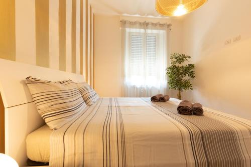 - une chambre avec un lit et 2 serviettes dans l'établissement Golden House Milano, à Milan