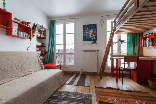 巴黎的住宿－séjour Haut Marais，一间卧室配有一张床、一张书桌和窗户。