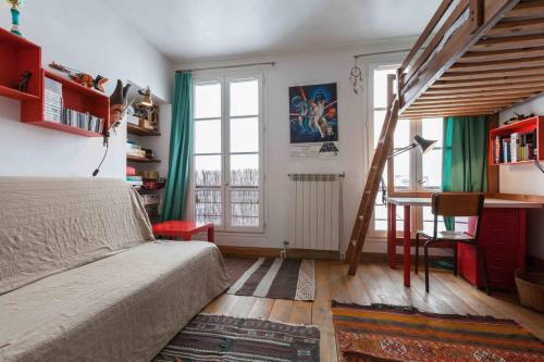 une chambre avec un lit, un bureau et une fenêtre dans l'établissement séjour Haut Marais, à Paris