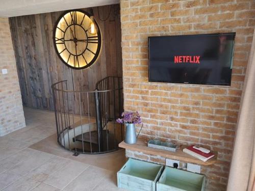 a clock on the side of a brick wall at The Loft Gozo in Xagħra