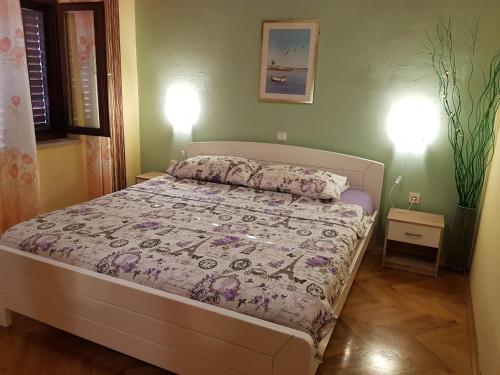 Ένα ή περισσότερα κρεβάτια σε δωμάτιο στο Diana Apartman