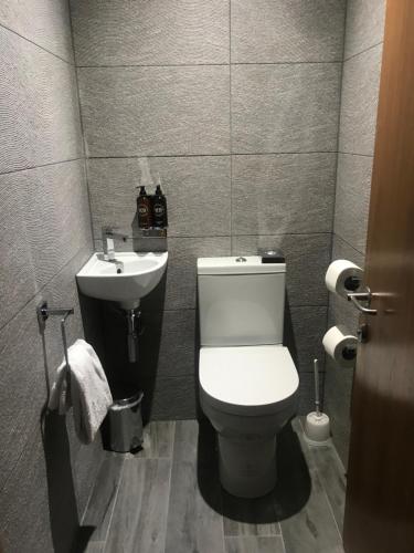 A bathroom at The Lodge On Loch Lomond Hotel 