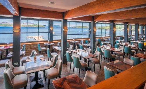 A restaurant or other place to eat at The Lodge On Loch Lomond Hotel 