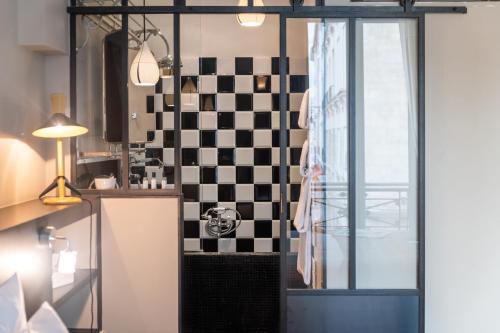 um quarto com uma parede xadrez em preto e branco em 1er Etage Marais em Paris