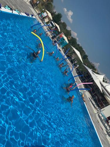 a group of people swimming in a large swimming pool at Il Pozzo Country House in Collescipoli