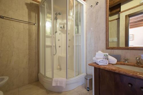 y baño con ducha y lavamanos. en Castello Castriota Scanderbeg, en Galatina